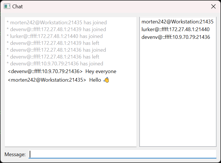 {このアプリケーションはピアツーピアネットワークを構築し、複数の参加者が互いにチャットできるようにする}。